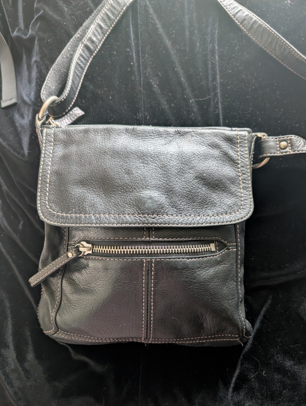 Fossil Black Leather Crossbody Bag with Front Zip Pocket